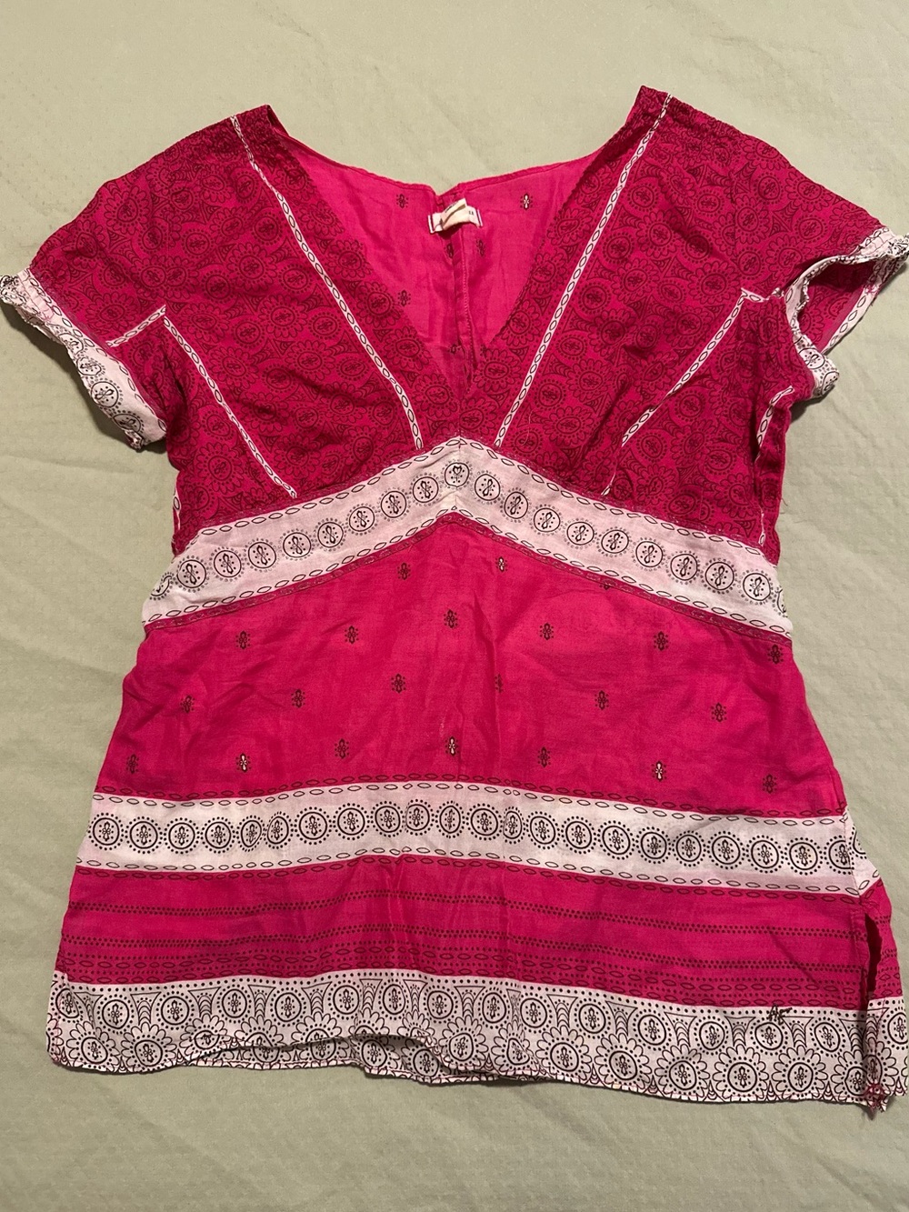 Vintage Y2K American Eagle Outfitters Bright Pink Patterned V-Neck Short Sleeve